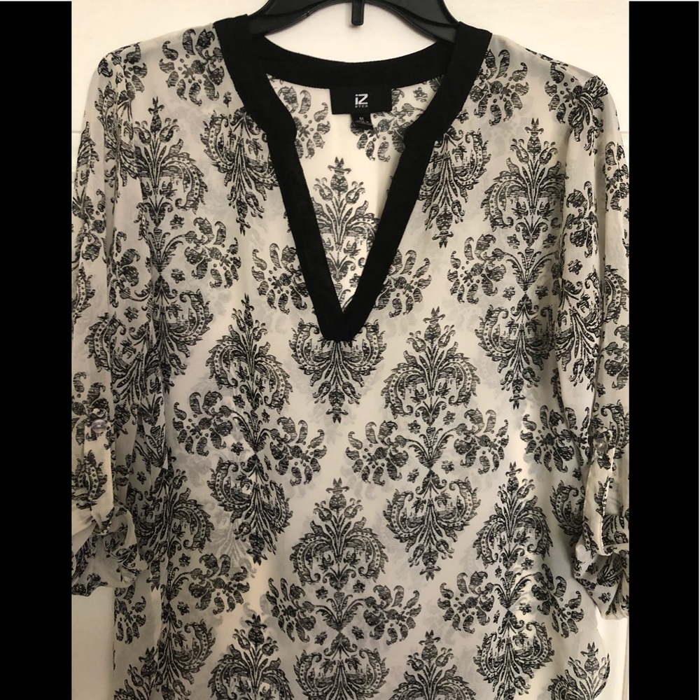 Blouse Iz Byer 3/4 sleeve V neck